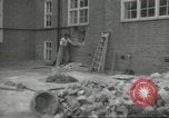 Immagine di seconda guerra mondiale airlock a San Clemente Dane della scuola di grammatica Londra Inghilterra Regno Unito, 1939, secondo 11 filmato di repertorio 65675064232