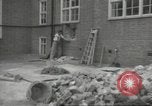 Immagine di seconda guerra mondiale airlock a San Clemente Dane della scuola di grammatica Londra Inghilterra Regno Unito, 1939, secondo 12 filmato di repertorio 65675064232