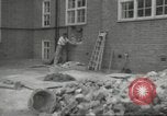 Immagine di seconda guerra mondiale airlock a San Clemente Dane della scuola di grammatica Londra Inghilterra Regno Unito, 1939, secondo 13 filmato di repertorio 65675064232