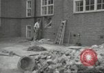 Immagine di seconda guerra mondiale airlock a San Clemente Dane della scuola di grammatica Londra Inghilterra Regno Unito, 1939, secondo 14 filmato di repertorio 65675064232