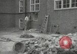 Immagine di seconda guerra mondiale airlock a San Clemente Dane della scuola di grammatica Londra Inghilterra Regno Unito, 1939, secondo 15 filmato di repertorio 65675064232