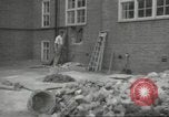Immagine di seconda guerra mondiale airlock a San Clemente Dane della scuola di grammatica Londra Inghilterra Regno Unito, 1939, secondo 16 filmato di repertorio 65675064232