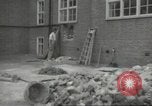 Immagine di seconda guerra mondiale airlock a San Clemente Dane della scuola di grammatica Londra Inghilterra Regno Unito, 1939, secondo 17 filmato di repertorio 65675064232