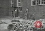 Immagine di seconda guerra mondiale airlock a San Clemente Dane della scuola di grammatica Londra Inghilterra Regno Unito, 1939, secondo 18 filmato di repertorio 65675064232