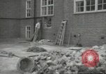 Immagine di seconda guerra mondiale airlock a San Clemente Dane della scuola di grammatica Londra Inghilterra Regno Unito, 1939, secondo 19 filmato di repertorio 65675064232