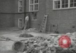 Immagine di seconda guerra mondiale airlock a San Clemente Dane della scuola di grammatica Londra Inghilterra Regno Unito, 1939, secondo 20 filmato di repertorio 65675064232