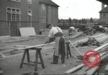 Immagine di seconda guerra mondiale airlock a San Clemente Dane della scuola di grammatica Londra Inghilterra Regno Unito, 1939, secondo 21 filmato di repertorio 65675064232