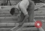 Immagine di seconda guerra mondiale airlock a San Clemente Dane della scuola di grammatica Londra Inghilterra Regno Unito, 1939, secondo 48 filmato di repertorio 65675064232