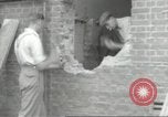 Immagine di seconda guerra mondiale airlock a San Clemente Dane della scuola di grammatica Londra Inghilterra Regno Unito, 1939, secondo 58 filmato di repertorio 65675064232
