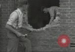 Immagine di seconda guerra mondiale airlock a San Clemente Dane della scuola di grammatica Londra Inghilterra Regno Unito, 1939, secondo 59 filmato di repertorio 65675064232
