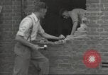 Immagine di seconda guerra mondiale airlock a San Clemente Dane della scuola di grammatica Londra Inghilterra Regno Unito, 1939, secondo 60 filmato di repertorio 65675064232