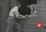 Immagine di seconda guerra mondiale airlock a San Clemente Dane della scuola di grammatica Londra Inghilterra Regno Unito, 1939, secondo 61 filmato di repertorio 65675064232