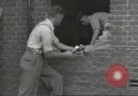 Immagine di seconda guerra mondiale airlock a San Clemente Dane della scuola di grammatica Londra Inghilterra Regno Unito, 1939, secondo 62 filmato di repertorio 65675064232
