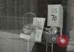 Immagine di I cittadini britannici preparare per bombardamenti nella seconda guerra mondiale Londra Inghilterra Regno Unito, 1939, secondo 49 filmato di repertorio 65675064234
