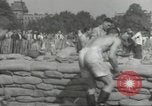Immagine di Lavoratori britannici preparare la difesa per la seconda guerra mondiale Londra Inghilterra Regno Unito, 1939, secondo 18 filmato di repertorio 65675064235