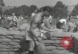 Immagine di Lavoratori britannici preparare la difesa per la seconda guerra mondiale Londra Inghilterra Regno Unito, 1939, secondo 29 filmato di repertorio 65675064235