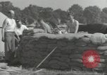 Immagine di Lavoratori britannici preparare la difesa per la seconda guerra mondiale Londra Inghilterra Regno Unito, 1939, secondo 52 filmato di repertorio 65675064235