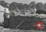 Immagine di Lavoratori britannici preparare la difesa per la seconda guerra mondiale Londra Inghilterra Regno Unito, 1939, secondo 54 filmato di repertorio 65675064235