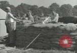 Immagine di Lavoratori britannici preparare la difesa per la seconda guerra mondiale Londra Inghilterra Regno Unito, 1939, secondo 55 filmato di repertorio 65675064235