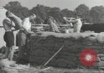 Immagine di Lavoratori britannici preparare la difesa per la seconda guerra mondiale Londra Inghilterra Regno Unito, 1939, secondo 61 filmato di repertorio 65675064235