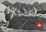 Immagine di Lavoratori britannici preparare la difesa per la seconda guerra mondiale Londra Inghilterra Regno Unito, 1939, secondo 62 filmato di repertorio 65675064235