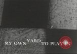 Immagine di Il mio cortile a giocare in United States USA, 1960, secondo 24 filmato di repertorio 65675064236