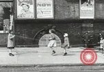 Immagine di Il mio cortile a giocare in United States USA, 1960, secondo 43 filmato di repertorio 65675064236