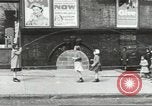 Immagine di Il mio cortile a giocare in United States USA, 1960, secondo 44 filmato di repertorio 65675064236