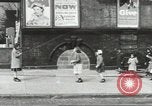 Immagine di Il mio cortile a giocare in United States USA, 1960, secondo 45 filmato di repertorio 65675064236