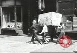 Immagine di Il mio cortile a giocare in United States USA, 1960, secondo 51 filmato di repertorio 65675064236