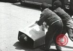 Immagine di Il mio cortile a giocare in United States USA, 1960, secondo 53 filmato di repertorio 65675064236