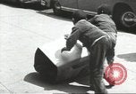 Immagine di Il mio cortile a giocare in United States USA, 1960, secondo 54 filmato di repertorio 65675064236