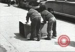 Immagine di Il mio cortile a giocare in United States USA, 1960, secondo 58 filmato di repertorio 65675064236