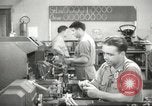 Standbild Innen in der Buchse und Heintz Krieg Anlage Bedford Ohio USA, 1943, aus Sekunde 1 historischem Filmmaterial Videoclip 65675064254