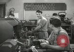 Standbild Innen in der Buchse und Heintz Krieg Anlage Bedford Ohio USA, 1943, aus Sekunde 13 historischem Filmmaterial Videoclip 65675064254