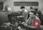 Standbild Innen in der Buchse und Heintz Krieg Anlage Bedford Ohio USA, 1943, aus Sekunde 17 historischem Filmmaterial Videoclip 65675064254