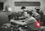 Standbild Innen in der Buchse und Heintz Krieg Anlage Bedford Ohio USA, 1943, aus Sekunde 28 historischem Filmmaterial Videoclip 65675064254