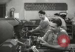 Standbild Innen in der Buchse und Heintz Krieg Anlage Bedford Ohio USA, 1943, aus Sekunde 43 historischem Filmmaterial Videoclip 65675064254