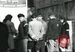 Standbild junge jüdische Flüchtlinge Haifa in Palästina, 1945, aus Sekunde 26 historischem Filmmaterial Videoclip 65675064269
