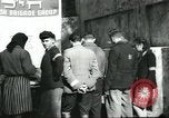 Standbild junge jüdische Flüchtlinge Haifa in Palästina, 1945, aus Sekunde 27 historischem Filmmaterial Videoclip 65675064269