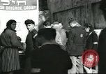 Standbild junge jüdische Flüchtlinge Haifa in Palästina, 1945, aus Sekunde 28 historischem Filmmaterial Videoclip 65675064269