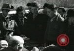 Standbild junge jüdische Flüchtlinge Haifa in Palästina, 1945, aus Sekunde 39 historischem Filmmaterial Videoclip 65675064269