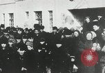 Standbild russische Truppen Feuer auf Bauern Sankt Petersburg Russland, 1905, aus Sekunde 16 historischem Filmmaterial Videoclip 65675064323
