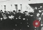 Standbild russische Truppen Feuer auf Bauern Sankt Petersburg Russland, 1905, aus Sekunde 17 historischem Filmmaterial Videoclip 65675064323