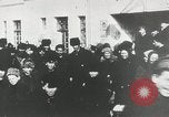 Standbild russische Truppen Feuer auf Bauern Sankt Petersburg Russland, 1905, aus Sekunde 21 historischem Filmmaterial Videoclip 65675064323
