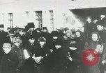 Standbild russische Truppen Feuer auf Bauern Sankt Petersburg Russland, 1905, aus Sekunde 23 historischem Filmmaterial Videoclip 65675064323