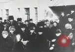 Standbild russische Truppen Feuer auf Bauern Sankt Petersburg Russland, 1905, aus Sekunde 24 historischem Filmmaterial Videoclip 65675064323