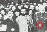 Standbild russische Truppen Feuer auf Bauern Sankt Petersburg Russland, 1905, aus Sekunde 31 historischem Filmmaterial Videoclip 65675064323
