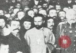 Standbild russische Truppen Feuer auf Bauern Sankt Petersburg Russland, 1905, aus Sekunde 32 historischem Filmmaterial Videoclip 65675064323