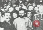 Standbild russische Truppen Feuer auf Bauern Sankt Petersburg Russland, 1905, aus Sekunde 33 historischem Filmmaterial Videoclip 65675064323
